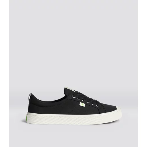Cariuma Black Canvas Low Sneakers